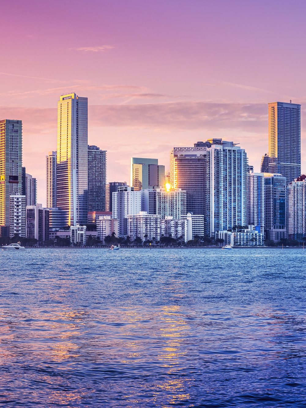 Skyline de Miami al atardecer sobre la bahía